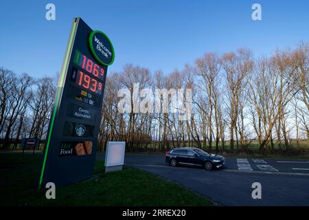 220318 -- WARRINGTON, le 18 mars 2022 -- Une voiture passe devant une station-service à Warrington, en Grande-Bretagne, le 17 mars 2022. Les prix du pétrole ont bondi jeudi alors que les inquiétudes concernant l’approvisionnement sont revenues sur le marché. Photo de /Xinhua BRITAIN-OIL PRICES-JUMP JonxSuper PUBLICATIONxNOTxINxCHN Banque D'Images