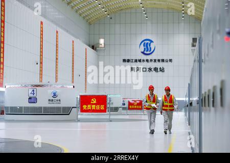 220318 -- YAJIANG, le 18 mars 2022 -- des membres du personnel de maintenance inspectent les équipements de surveillance de la centrale hydroélectrique de Lianghekou sur le fleuve Yalong, dans la préfecture autonome tibétaine de Garze, dans le sud-ouest de la Chine, province du Sichuan, le 17 mars 2022. Avec la mise en service officielle de la dernière unité de production d’électricité de 500 000 kW, la centrale hydroélectrique de Lianghekou construite à une altitude moyenne de 3 000 mètres, la plus élevée de son genre en Chine, est entrée pleinement en service vendredi. Avec une capacité installée totale prévue de 3 millions de kW et un investissement approuvé de 66,5 milliards de yuans environ 10,5 milliards de dollars américains Banque D'Images