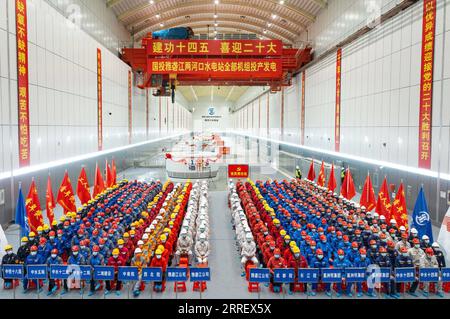 220318 -- YAJIANG, le 18 mars 2022 -- une photo prise le 18 mars 2022 montre une cérémonie célébrant l'exploitation de toutes les unités de production d'électricité de la centrale hydroélectrique de Lianghekou sur le fleuve Yalong, dans la préfecture autonome tibétaine de Garze, dans le sud-ouest de la Chine, dans la province du Sichuan. Avec la mise en service officielle de la dernière unité de production d’électricité de 500 000 kW, la centrale hydroélectrique de Lianghekou construite à une altitude moyenne de 3 000 mètres, la plus élevée de son genre en Chine, est entrée pleinement en service vendredi. Avec une capacité installée totale prévue de 3 millions de kW et un investissement approuvé de 66,5 milliards de yuans Banque D'Images