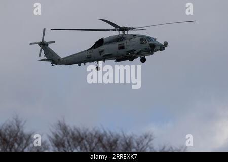 Un hélicoptère Sikorsky SH-60 Seahawk avec l'US Navy Helicopter Maritime Strike Squadron (HSM-51, connu sous le nom de War Lords), volant près de la base aérienne d'Atsugi. Le 47e Festival de l'amitié nippo-américaine est un festival annuel de deux jours qui présente des expositions statiques et volantes de l'armée américaine et des avions de la Force d'autodéfense japonaise (JSDF). Ce festival a lieu à la base aérienne de Yokota à Fussa. Banque D'Images