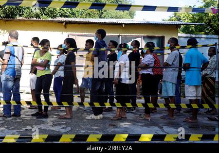 220319 -- DILI, le 19 mars 2022 -- les gens font la queue pour voter lors de l'élection présidentielle à Dili, au Timor-Leste, le 19 mars 2022. Le Timor Leste a tenu une élection présidentielle samedi. Il y a 16 candidats en lice, dont le président sortant Francisco Guterres, le prix Nobel Jose Ramos-Horta et l'ancien prêtre catholique Martinho Germano da Silva Gusmao. Photo de /Xinhua TIMOR LESTE-DILI-PRESIDENTIAL ELECTION AmorixZedeao PUBLICATIONxNOTxINxCHN Banque D'Images