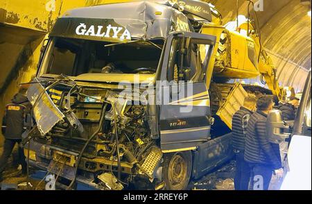 220319 -- BOLU TURQUIE, 19 mars 2022 -- cette image capturée à partir d'une séquence vidéo montre la scène d'un accident de la circulation à l'intérieur du tunnel du Mont Bolu, dans le nord-ouest de la Turquie, le 19 mars 2022. Au moins 30 personnes ont été blessées samedi dans un pileup à l'intérieur du tunnel du Mont Bolu sur l'autoroute Ankara-Istanbul, a déclaré un gouverneur local. TURKEY-BOLU-TUNNEL-ACCIDENT DE LA CIRCULATION Xinhua PUBLICATIONxNOTxINxCHN Banque D'Images