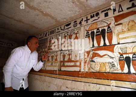 220319 -- LE CAIRE, le 19 mars 2022 -- un archéologue présente la peinture murale dans une ancienne tombe découverte sur les sites archéologiques de Saqqara au sud-ouest du Caire, en Égypte, le 19 mars 2022. Le ministère égyptien du Tourisme et des Antiquités a annoncé jeudi la découverte de cinq tombes anciennes vieilles de 4 000 ans dans les sites archéologiques de Saqqara au sud-ouest du Caire. Les tombes contiennent des trouvailles et des objets datant de la fin de l'ancien Empire s'étendant de 2686 av. J.-C. à 2181 av. J.-C. et du début de la première période intermédiaire s'étendant de 2181 av. J.-C. à 2055 av. J.-C.. ALLER AVEC l'Egypte découvre cinq 4 000 Banque D'Images