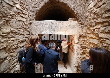 220319 -- LE CAIRE, le 19 mars 2022 -- un archéologue présente la peinture murale dans une ancienne tombe découverte sur les sites archéologiques de Saqqara au sud-ouest du Caire, en Égypte, le 19 mars 2022. Le ministère égyptien du Tourisme et des Antiquités a annoncé jeudi la découverte de cinq tombes anciennes vieilles de 4 000 ans dans les sites archéologiques de Saqqara au sud-ouest du Caire. Les tombes contiennent des trouvailles et des objets datant de la fin de l'ancien Empire s'étendant de 2686 av. J.-C. à 2181 av. J.-C. et du début de la première période intermédiaire s'étendant de 2181 av. J.-C. à 2055 av. J.-C.. ALLER AVEC l'Egypte découvre cinq 4 000 Banque D'Images