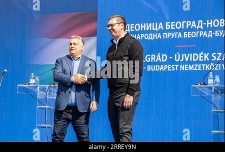 220320 -- NOVI SAD, le 20 mars 2022 -- le président serbe Aleksandar Vucic R et le Premier ministre hongrois Viktor Orban assistent à la cérémonie d'inauguration du tronçon Belgrade-Novi Sad de la ligne de chemin de fer Belgrade-Budapest à Novi Sad, Serbie, le 19 mars 2022. Une cérémonie d inauguration a eu lieu samedi à la gare de Novi Sad, la deuxième plus grande ville de Serbie, pour le tronçon Belgrade-Novi Sad de la ligne ferroviaire Belgrade-Budapest de 350 kilomètres. Photo de /Xinhua SERBIA-NOVI SAD-BELGRADE-BUDAPEST RAILWAY-SECTION-INAUGURATION CÉRÉMONIE WangxWei PUBLICATIONxNOTxINxCHN Banque D'Images