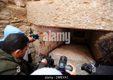 220319 -- LE CAIRE, le 19 mars 2022 -- des journalistes prennent des vidéos et des photos des peintures murales dans une ancienne tombe découverte sur les sites archéologiques de Saqqara au sud-ouest du Caire, en Égypte, le 19 mars 2022. Le ministère égyptien du Tourisme et des Antiquités a annoncé jeudi la découverte de cinq tombes anciennes vieilles de 4 000 ans dans les sites archéologiques de Saqqara au sud-ouest du Caire. Les tombes contiennent des trouvailles et des objets datant de la fin de l'ancien Empire s'étendant de 2686 av. J.-C. à 2181 av. J.-C. et du début de la première période intermédiaire s'étendant de 2181 av. J.-C. à 2055 av. J.-C.. ALLER AVEC l'Egypte découvre Banque D'Images