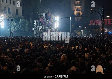 220320 -- VALENCE, le 20 mars 2022 -- les gens attendent pour brûler des poupées géantes pendant les célébrations du Festival des Fallas à Valence, Espagne, le 19 mars 2022. Le Festival des Fallas est une célébration traditionnelle avec exposition de poupées gigantesques, défilés bien habillés et feux d'artifice dans la ville de Valence, en Espagne. ESPAGNE-VALENCE-FALLAS FESTIVAL MengxDingbo PUBLICATIONxNOTxINxCHN Banque D'Images