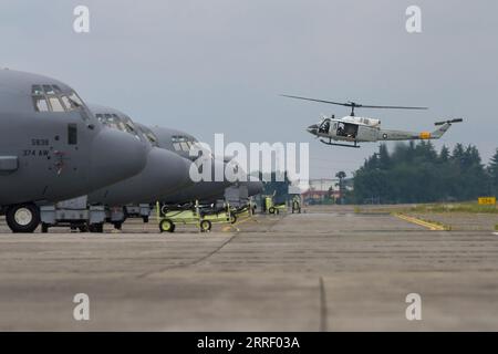 Tokyo, Japon. 20 mai 2023. Un hélicoptère Bell UH 1 Iroquois de l'USAF volant à basse altitude parmi les avions C130 Hercules à la base aérienne de Yokota à Fussa. Le 47e Festival de l'amitié nippo-américaine est un festival annuel de deux jours qui présente des expositions statiques et volantes de l'armée américaine et des avions de la Force d'autodéfense japonaise (JSDF). Ce festival a lieu à la base aérienne de Yokota à Fussa. (Image de crédit : © Damon Coulter/SOPA Images via ZUMA Press Wire) USAGE ÉDITORIAL SEULEMENT! Non destiné à UN USAGE commercial ! Banque D'Images