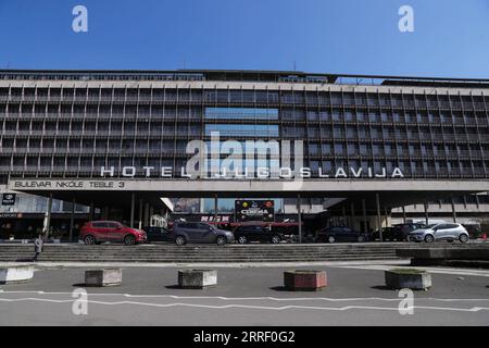 220322 -- BELGRADE, le 22 mars 2022 -- l'hôtel Jugoslavija, qui a été bombardé et est maintenant ouvert aux affaires, est vu à Belgrade, Serbie, le 21 mars 2022. À Belgrade, les bombardements de l'OTAN laissent de nombreuses cicatrices. Les bombardements de l'OTAN en Yougoslavie ont commencé le 24 mars 1999. Au cours de cette attaque militaire de 78 jours, 2 500 civils ont été tués et environ 25 000 objets ont été endommagés, dont des aéroports, des hôpitaux, des écoles, des monuments culturels et des infrastructures routières, selon le gouvernement serbe. SERBIE-BELGRADE-HISTOIRE ZhengxHuansong PUBLICATIONxNOTxINxCHN Banque D'Images