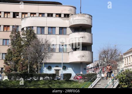 220322 -- BELGRADE, le 22 mars 2022 -- Une femme passe devant le bâtiment de commandement bombardé de l'armée de l'air yougoslave à Belgrade, Serbie, le 21 mars 2022. À Belgrade, les bombardements de l'OTAN laissent de nombreuses cicatrices. Les bombardements de l'OTAN en Yougoslavie ont commencé le 24 mars 1999. Au cours de cette attaque militaire de 78 jours, 2 500 civils ont été tués et environ 25 000 objets ont été endommagés, dont des aéroports, des hôpitaux, des écoles, des monuments culturels et des infrastructures routières, selon le gouvernement serbe. SERBIE-BELGRADE-HISTOIRE ZhengxHuansong PUBLICATIONxNOTxINxCHN Banque D'Images