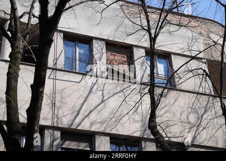 220322 -- BELGRADE, le 22 mars 2022 -- le bâtiment de commandement bombardé de l'armée de l'air yougoslave est vu à Belgrade, Serbie, le 21 mars 2022. À Belgrade, les bombardements de l'OTAN laissent de nombreuses cicatrices. Les bombardements de l'OTAN en Yougoslavie ont commencé le 24 mars 1999. Au cours de cette attaque militaire de 78 jours, 2 500 civils ont été tués et environ 25 000 objets ont été endommagés, dont des aéroports, des hôpitaux, des écoles, des monuments culturels et des infrastructures routières, selon le gouvernement serbe. SERBIE-BELGRADE-HISTOIRE ZhengxHuansong PUBLICATIONxNOTxINxCHN Banque D'Images