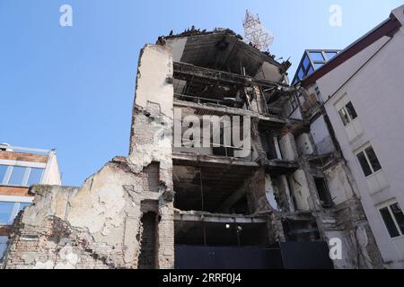 220322 -- BELGRADE, le 22 mars 2022 -- le bâtiment bombardé de radio Television Serbia RTS est vu à Belgrade, Serbie, le 21 mars 2022. À Belgrade, les bombardements de l'OTAN laissent de nombreuses cicatrices. Les bombardements de l'OTAN en Yougoslavie ont commencé le 24 mars 1999. Au cours de cette attaque militaire de 78 jours, 2 500 civils ont été tués et environ 25 000 objets ont été endommagés, dont des aéroports, des hôpitaux, des écoles, des monuments culturels et des infrastructures routières, selon le gouvernement serbe. SERBIE-BELGRADE-HISTOIRE ZhengxHuansong PUBLICATIONxNOTxINxCHN Banque D'Images