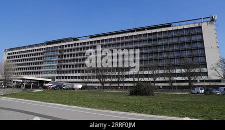 220322 -- BELGRADE, le 22 mars 2022 -- l'hôtel Jugoslavija, qui a été bombardé et est maintenant ouvert aux affaires, est vu à Belgrade, Serbie, le 21 mars 2022. À Belgrade, les bombardements de l'OTAN laissent de nombreuses cicatrices. Les bombardements de l'OTAN en Yougoslavie ont commencé le 24 mars 1999. Au cours de cette attaque militaire de 78 jours, 2 500 civils ont été tués et environ 25 000 objets ont été endommagés, dont des aéroports, des hôpitaux, des écoles, des monuments culturels et des infrastructures routières, selon le gouvernement serbe. SERBIE-BELGRADE-HISTOIRE ZhengxHuansong PUBLICATIONxNOTxINxCHN Banque D'Images