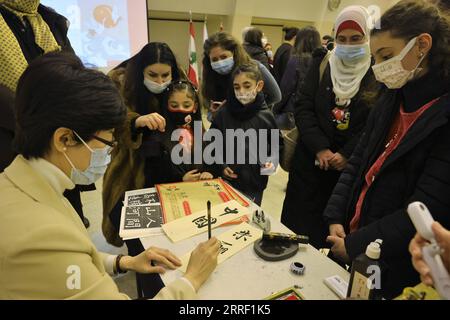 220323 -- BEYROUTH, le 23 mars 2022 -- Un professeur de chinois expose de la calligraphie chinoise lors d'une cérémonie célébrant le 15e anniversaire de l'Institut Confucius à l'Université Saint-Joseph USJ à Beyrouth, au Liban, le 22 mars 2022. Un nombre croissant d étudiants libanais se sont intéressés à apprendre la langue chinoise et à explorer la culture et la civilisation chinoises, a déclaré Nisrine Abdel Nour Lattouf, directrice de l Institut Confucius à l USJ. POUR ALLER AVEC Roundup : plus d'étudiants libanais désireux d'apprendre la langue chinoise, explorez la culture chinoise : directeur LEBANON-BEIRUT-CONFUCIUS INSTITUTE Banque D'Images