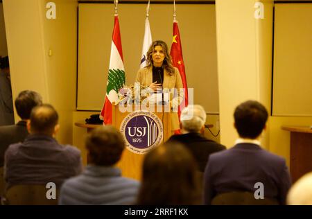 220323 -- BEYROUTH, le 23 mars 2022 -- Nisrine Abdel Nour Lattouf, directrice de l'Institut Confucius à l'Université Saint-Joseph USJ, prend la parole lors d'une cérémonie célébrant le 15e anniversaire de l'Institut Confucius à l'USJ à Beyrouth, au Liban, le 22 mars 2022. Un nombre croissant d étudiants libanais se sont intéressés à apprendre la langue chinoise et à explorer la culture et la civilisation chinoises, a déclaré Nisrine Abdel Nour Lattouf, directrice de l Institut Confucius à l USJ. POUR ALLER AVEC Roundup : plus d'étudiants libanais désireux d'apprendre la langue chinoise, explorez la culture chinoise : direc Banque D'Images