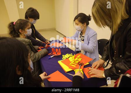 220323 -- BEYROUTH, le 23 mars 2022 -- Un enseignant chinois effectue une découpe de papier lors d'une cérémonie célébrant le 15e anniversaire de l'Institut Confucius à l'Université Saint Joseph USJ à Beyrouth, au Liban, le 22 mars 2022. Un nombre croissant d étudiants libanais se sont intéressés à apprendre la langue chinoise et à explorer la culture et la civilisation chinoises, a déclaré Nisrine Abdel Nour Lattouf, directrice de l Institut Confucius à l USJ. POUR ALLER AVEC Roundup : plus d'étudiants libanais désireux d'apprendre la langue chinoise, explorez la culture chinoise : directeur LIBAN-BEYROUTH-INSTITUT CONFUCIUS-15T. Banque D'Images