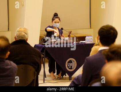 220323 -- BEYROUTH, le 23 mars 2022 -- Un professeur chinois interprète l'art du thé lors d'une cérémonie célébrant le 15e anniversaire de l'Institut Confucius à l'Université Saint Joseph USJ à Beyrouth, au Liban, le 22 mars 2022. Un nombre croissant d étudiants libanais se sont intéressés à apprendre la langue chinoise et à explorer la culture et la civilisation chinoises, a déclaré Nisrine Abdel Nour Lattouf, directrice de l Institut Confucius à l USJ. POUR ALLER AVEC Roundup : plus d'étudiants libanais désireux d'apprendre la langue chinoise, explorez la culture chinoise : directeur LIBAN-BEYROUTH-INSTITUT CONFUCIUS-15TH ANNI Banque D'Images