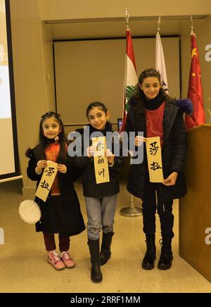 220323 -- BEYROUTH, le 23 mars 2022 -- des filles libanaises affichent leur nom chinois lors d'une cérémonie célébrant le 15e anniversaire de l'Institut Confucius à l'Université Saint Joseph USJ à Beyrouth, Liban, le 22 mars 2022. Un nombre croissant d étudiants libanais se sont intéressés à apprendre la langue chinoise et à explorer la culture et la civilisation chinoises, a déclaré Nisrine Abdel Nour Lattouf, directrice de l Institut Confucius à l USJ. POUR ALLER AVEC Roundup : plus d'étudiants libanais désireux d'apprendre la langue chinoise, explorez la culture chinoise : directeur LIBAN-BEYROUTH-INSTITUT CONFUCIUS-1 Banque D'Images