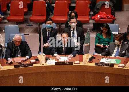 220324 -- NATIONS UNIES, le 24 mars 2022 -- Zhang Jun C, front, représentant permanent de la Chine auprès des Nations Unies, fait ses remarques explicatives après le vote sur la situation humanitaire en Ukraine, au siège des Nations Unies à New York, le 23 mars 2022. Les 15 membres du Conseil de sécurité de l'ONU n'ont pas réussi mercredi à adopter une résolution sur la situation humanitaire en Ukraine. ONU-CONSEIL DE SÉCURITÉ-UKRAINE-SITUATION HUMANITAIRE XIEXE PUBLICATIONXNOTXINXCHN Banque D'Images