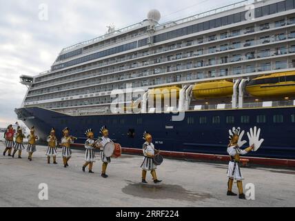 220324 -- TUNIS, le 24 mars 2022 -- des membres du personnel se produisent pour accueillir l'arrivée des touristes alors que le navire de croisière Spirit of Discovery débarque au port de la Goulette à Tunis, Tunisie, le 23 mars 2022. Spirit of Discovery est le premier navire de croisière à avoir accosté dans un port tunisien depuis l’épidémie de COVID-19 début 2020. Photo de /Xinhua TUNISIE-TUNIS-TOURISME-BATEAU DE CROISIÈRE AdelxEzzine PUBLICATIONxNOTxINxCHN Banque D'Images