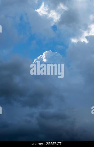 Le ciel sombre s'éclaircit après la pluie. Banque D'Images