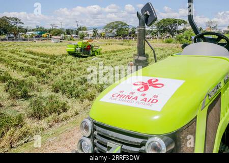 220326 -- NUEVA ECIJA, le 26 mars 2022 -- Un agriculteur travaille au Centre philippin-sino de technologie agricole PhilSCAT dans la province de Nueva Ecija, aux Philippines, le 25 mars 2022. Les Philippines récoltent les fruits de leur collaboration agricole avec la Chine en augmentant l'approvisionnement alimentaire et en préservant la sécurité alimentaire dans le pays, a déclaré vendredi le secrétaire à l'Agriculture William Dar. Dar a fait ces remarques lors d'une cérémonie marquant l'inauguration de nouveaux laboratoires de sélection au Centre philippin-sino pour la technologie agricole PhilSCAT dans la ville de Munoz dans la province de Nueva Ecija, au nord de Manille. PH Banque D'Images