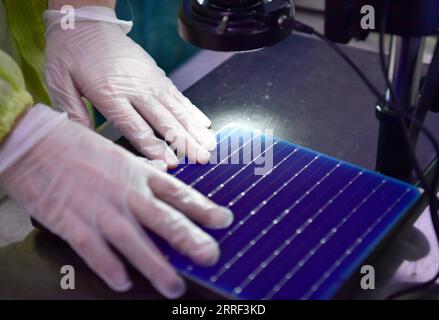 220326 -- XI AN, le 26 mars 2022 -- Un membre du personnel vérifie une plaquette de cellules dans une usine de cellules solaires en silicium monocristallin de Longi Green Energy Technology Co., Ltd. À Xi an, dans la province du Shaanxi du nord-ouest de la Chine, le 25 mars 2022. Longi Green Energy Technology Co., Ltd., une société photovoltaïque de premier plan dans la province du Shaanxi du nord-ouest de la Chine, a augmenté son investissement en R&D pour améliorer la production intelligente et le stockage du matériel tout en maintenant une production stable sous des mesures strictes de prévention et de contrôle COVID-19. L usine de cellules solaires en silicium monocristallin de la société à Xi an a produit près de 400 millions de cel Banque D'Images