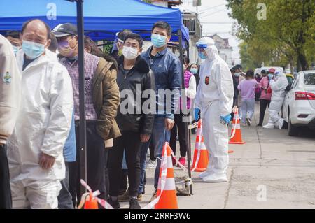 220326 -- SHANGHAI, le 26 mars 2022 -- des citoyens attendent de passer un test d'acide nucléique COVID-19 à Shanghai, dans l'est de la Chine, le 26 mars 2022. Shanghai a lancé samedi un nouveau cycle de dépistage à l’échelle de la ville en utilisant à la fois des tests d’acides nucléiques et d’antigènes dans le cadre de ses derniers efforts pour contenir l’épidémie de COVID-19. CHINE-SHANGHAI-COVID-19-TESTS CN DingxTing PUBLICATIONxNOTxINxCHN Banque D'Images