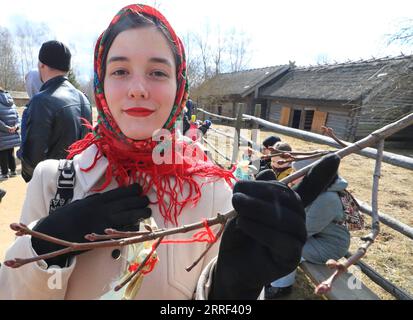 220327 -- MINSK, le 27 mars 2022 -- des personnes participent à un événement célébrant l'arrivée du printemps dans le village d'Ozertso, à la périphérie de Minsk, en Biélorussie, le 26 mars 2022. Photo de /Xinhua BELARUS-MINSK-SPRING HenadzxZhinkov PUBLICATIONxNOTxINxCHN Banque D'Images