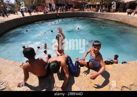 220327 -- SIWA, 27 mars 2022 -- des garçons jouent dans la piscine de Cléopâtre à l'oasis de Siwa dans le gouvernorat de Matrouh, Égypte, le 26 mars 2022. Siwa Oasis se trouve dans le désert occidental de l Egypte et il y a quelques 2 000 sources chaudes naturelles dans lesquelles les habitants aiment prendre un bain. EGYPTE-SIWA OASIS-PISCINE DE SOURCE NATURELLE SUIXXIANKAI PUBLICATIONXNOTXINXCHN Banque D'Images