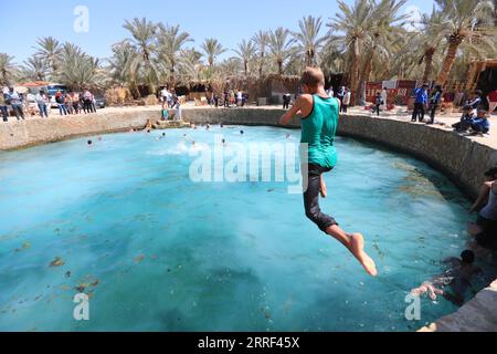 220327 -- SIWA, le 27 mars 2022 -- Un garçon plonge dans la piscine de Cléopâtre à l'oasis de Siwa dans le gouvernorat de Matrouh, Égypte, le 26 mars 2022. Siwa Oasis se trouve dans le désert occidental de l Egypte et il y a quelques 2 000 sources chaudes naturelles dans lesquelles les habitants aiment prendre un bain. EGYPTE-SIWA OASIS-PISCINE DE SOURCE NATURELLE SUIXXIANKAI PUBLICATIONXNOTXINXCHN Banque D'Images