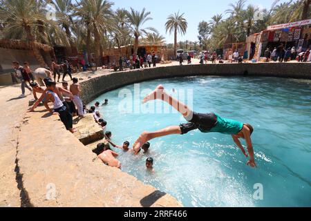 220327 -- SIWA, le 27 mars 2022 -- Un garçon plonge dans la piscine de Cléopâtre à l'oasis de Siwa dans le gouvernorat de Matrouh, Égypte, le 26 mars 2022. Siwa Oasis se trouve dans le désert occidental de l Egypte et il y a quelques 2 000 sources chaudes naturelles dans lesquelles les habitants aiment prendre un bain. EGYPTE-SIWA OASIS-PISCINE DE SOURCE NATURELLE SUIXXIANKAI PUBLICATIONXNOTXINXCHN Banque D'Images