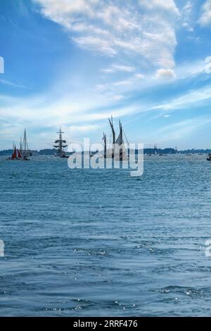 Vieux voiliers à l'Ile-aux-Moines, magnifique paysage marin dans le golfe du Morbihan, Bretagne Banque D'Images