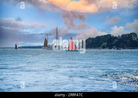 Vieux voiliers à l'Ile-aux-Moines, magnifique paysage marin dans le golfe du Morbihan, Bretagne Banque D'Images