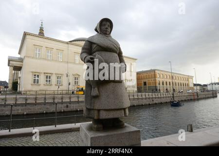 Sculpture de femme pêcheuse par Charles Svejstrup Madsen à Højbro PL. À Copenhague, Danemark. Banque D'Images