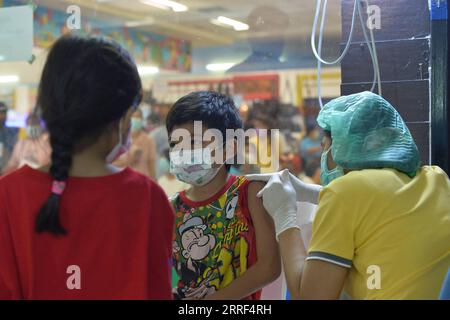 220328 -- BANGKOK, le 28 mars 2022 -- Un enfant reçoit une dose du vaccin COVID-19 à Bangkok, en Thaïlande, le 28 mars 2022. La Thaïlande a signalé lundi 24 635 nouveaux cas de COVID-19 et 81 décès supplémentaires, selon le Centre national pour l administration de situation COVID-19 CCSA. THAÏLANDE-BANGKOK-COVID-19-VACCINATION RachenxSageamsak PUBLICATIONxNOTxINxCHN Banque D'Images