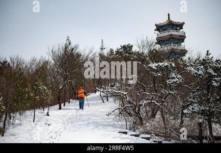 220329 -- PÉKIN, le 29 mars 2022 -- Song Bao retourne à la tour de guet de la montagne Mangshan après avoir patrouillé dans la forêt de Pékin, capitale de la Chine, le 19 mars 2022. Venant du même village dans le comté de Yixian de la ville de Baoding dans la province du Hebei, Song Chen et Song Bao travaillent actuellement comme gardes forestiers stationnés à la tour de guet de la montagne Mangshan dans la forêt adjacente aux tombes Ming, un site touristique majeur dans la banlieue de Pékin. Les deux gardes forestiers, qui ont grandi comme amis d’enfance, sont maintenant partenaires de travail depuis qu’ils ont atterri sur ce poste il y a quelques années. Ils sont collaboratifs resp. Banque D'Images