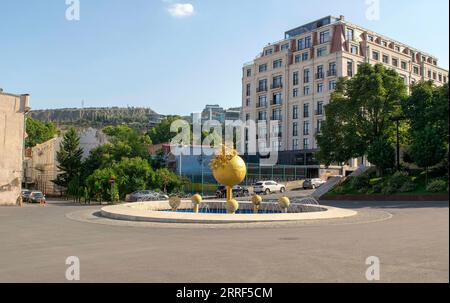 Tbilissi, Géorgie - 11 août 2023 : St. Fontaine en globe doré avec colombes devant le bâtiment du gouvernement dans la vieille ville. Banque D'Images