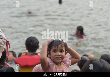 220401 -- SOUTH TANGERANG, le 1 avril 2022 -- Une enfant se nettoie dans la rivière Cisadane, South Tangerang en Indonésie, le 1 avril 2022, avant le mois sacré du Ramadan. INDONESIA-SOUTH TANGERANG-RAMADAN-CLEAN VerixSanovri PUBLICATIONxNOTxINxCHN Banque D'Images