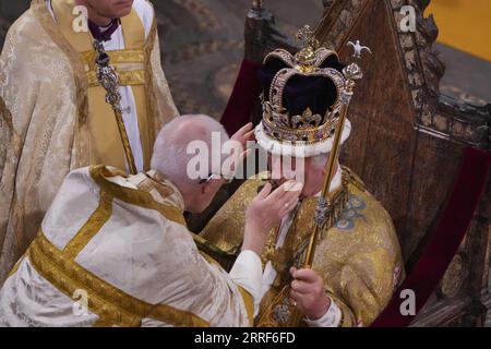 La photo du 06/05/23 du roi Charles III est couronnée de la couronne de Saint-Édouard par l'archevêque de Canterbury, le très révérend Justin Welby, lors de sa cérémonie de couronnement à l'abbaye de Westminster, à Londres. La première année du roi en tant que monarque a été une période de changement «capital» pour Charles, alors qu'il suivait les traces de sa mère et organisait un couronnement, a déclaré un expert royal. Date de parution : vendredi 8 septembre 2023. Banque D'Images