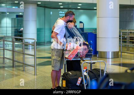 220401 -- KUALA LUMPUR, le 1 avril 2022 -- les voyageurs arrivent à l'aéroport international de Kuala Lumpur à Sepang de Selangor, Malaisie, le 1 avril 2022. La Malaisie a ouvert ses frontières aux voyages internationaux vendredi, mettant fin aux restrictions en place depuis le début de la pandémie de COVID-19 en 2020. Photo de /Xinhua MALAYSIA-KUALA LUMPUR-COVID-19-RESTRICTIONS-EASE ChongxVoonxChung PUBLICATIONxNOTxINxCHN Banque D'Images