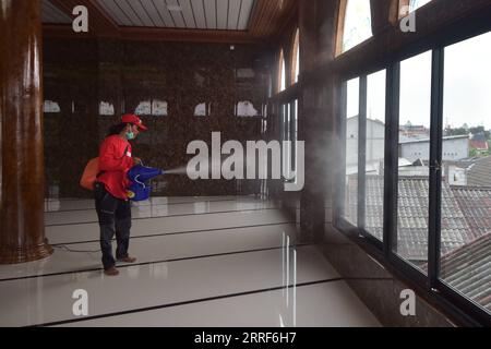 220401 -- SOUTH TANGERANG, le 1 avril 2022 -- un agent pulvérise du désinfectant pour prévenir la propagation du COVID-19 dans une mosquée de Cipondoh à South Tangerang, Indonésie, le 1 avril 2022. INDONÉSIE-SOUTH TANGERANG-COVID-19-DÉSINFECTANT VerixSanovri PUBLICATIONxNOTxINxCHN Banque D'Images