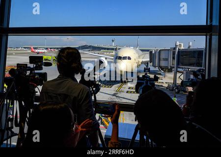 220401 -- KUALA LUMPUR, le 1 avril 2022 -- Un avion de passagers arrive à l'aéroport international de Kuala Lumpur à Sepang de Selangor, Malaisie, le 1 avril 2022. La Malaisie a ouvert ses frontières aux voyages internationaux vendredi, mettant fin aux restrictions en place depuis le début de la pandémie de COVID-19 en 2020. Photo de /Xinhua MALAYSIA-KUALA LUMPUR-COVID-19-RESTRICTIONS-EASE ChongxVoonxChung PUBLICATIONxNOTxINxCHN Banque D'Images