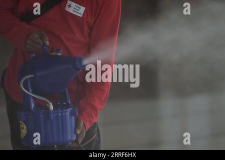 220401 -- SOUTH TANGERANG, le 1 avril 2022 -- un agent pulvérise du désinfectant pour prévenir la propagation du COVID-19 dans une mosquée de Cipondoh à South Tangerang, Indonésie, le 1 avril 2022. INDONÉSIE-SOUTH TANGERANG-COVID-19-DÉSINFECTANT VerixSanovri PUBLICATIONxNOTxINxCHN Banque D'Images