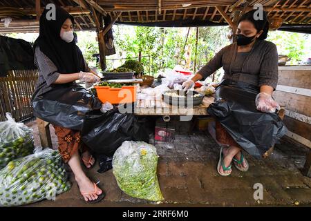 220401 -- SOUTH TANGERANG, le 1 avril 2022 -- des membres du personnel préparent des assaisonnements pour la nourriture dans un restaurant nommé Warung Tuman à South Tangerang, Indonésie, le 1 avril 2022. Situé dans les bois, ce restaurant est localement célèbre pour ses cuisines javanaise et de Sumatra occidental. Les populations locales et les gens des villes voisines telles que Jakarta viennent ici pour profiter de la nourriture dans l'étreinte de la nature. INDONÉSIE-SUD TANGERANG-LIFESTYLE XuxQin PUBLICATIONxNOTxINxCHN Banque D'Images