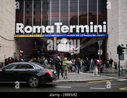 220401 -- ROME, le 1 avril 2022 -- des passagers marchent à la gare de Roma Termini à Rome, Italie, le 1 avril 2022. Plus de deux ans après son annonce, et après plusieurs prolongations, l’Italie a officiellement mis fin jeudi à l’état d’urgence de la pandémie de COVID-19. La date de fin - mars 31 - a été initialement annoncée par le Premier Ministre Mario Draghi en février. Le pays peut maintenant progressivement éliminer les mesures COVID restantes entre le 1 avril et le 31 décembre 2022. ITALIE-ROME-COVID-19-FIN DE L’ÉTAT D’URGENCE JINXMAMENGNI PUBLICATIONXNOTXINXCHN Banque D'Images