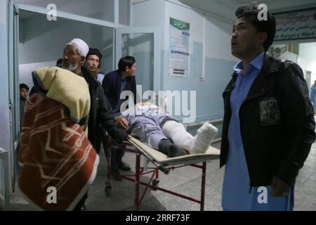 220402 -- HERAT, le 2 avril 2022 -- des gens transportent un blessé à l'hôpital après un attentat à la bombe à Herat, Afghanistan, le 1 avril 2022. Au moins deux personnes ont été tuées et huit autres blessées dans l explosion d une voiture piégée dans la province occidentale de Herat vendredi, a confirmé un responsable provincial de la santé publique. Photo par / Xinhua AFGHANISTAN-HERAT-CAR BOMB Mashal PUBLICATIONxNOTxINxCHN Banque D'Images