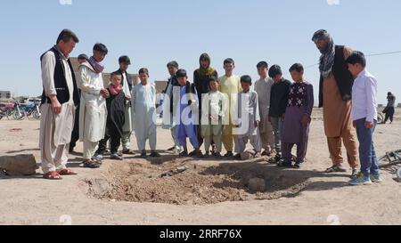 220402 -- HERAT, le 2 avril 2022 -- des gens se tiennent debout sur le site d'un attentat à la voiture piégée à Herat, Afghanistan, le 1 avril 2022. Au moins deux personnes ont été tuées et huit autres blessées dans l explosion d une voiture piégée dans la province occidentale de Herat vendredi, a confirmé un responsable provincial de la santé publique. Photo de /Xinhua AFGHANISTAN-HERAT-EXPLOSION DE LA VOITURE PIÉGÉE Mashal PUBLICATIONxNOTxINxCHN Banque D'Images