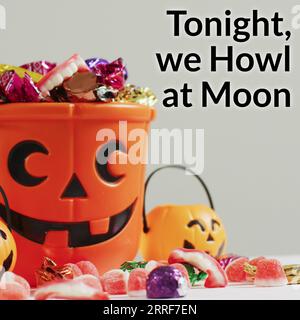 Composite de ce soir, nous hurlons au texte de lune et halloween citrouilles seau et bonbons Banque D'Images