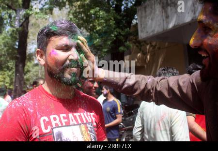 220402 -- ISLAMABAD, le 2 avril 2022 -- des gens prennent part à un combat de couleurs pour célébrer le printemps dans la banlieue d'Islamabad, Pakistan, le 2 avril 2022. PAKISTAN-ISLAMABAD-SPRING-COLOR COMBAT AhmadxKamal PUBLICATIONxNOTxINxCHN Banque D'Images